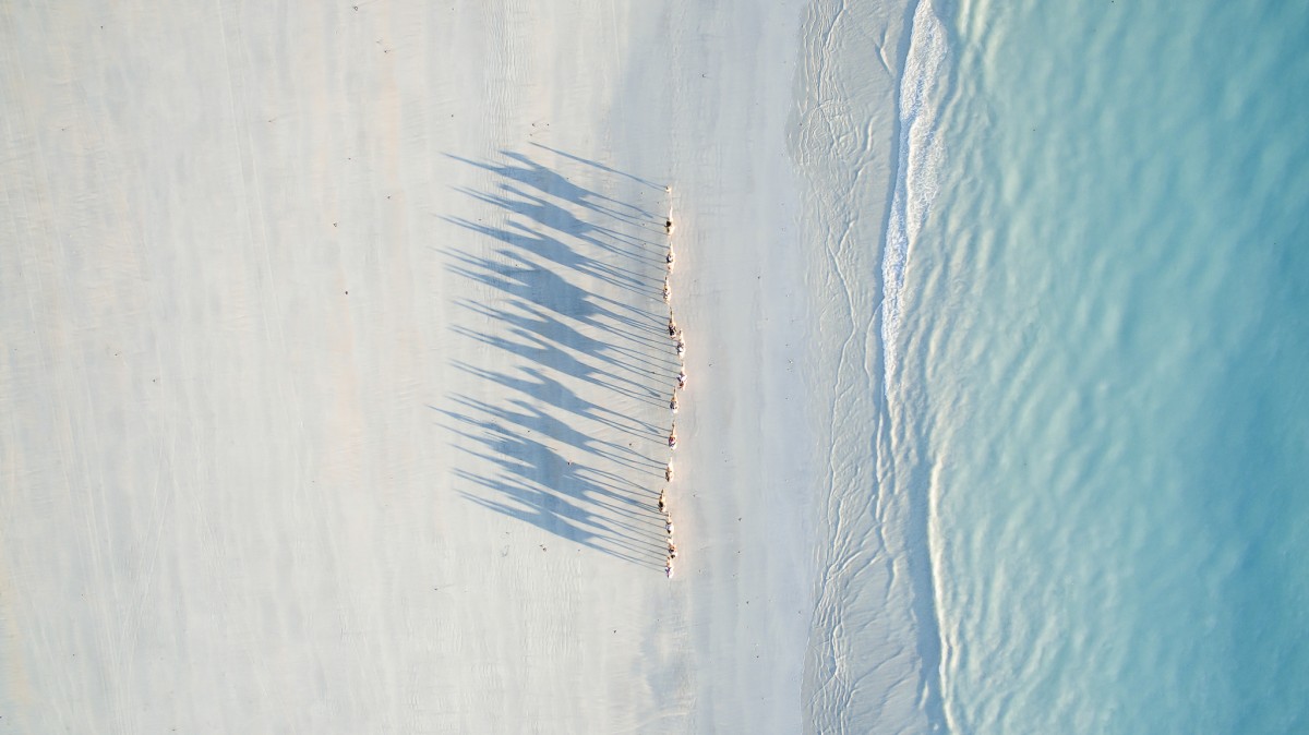 Fotografia-con-drones-camellos-playa